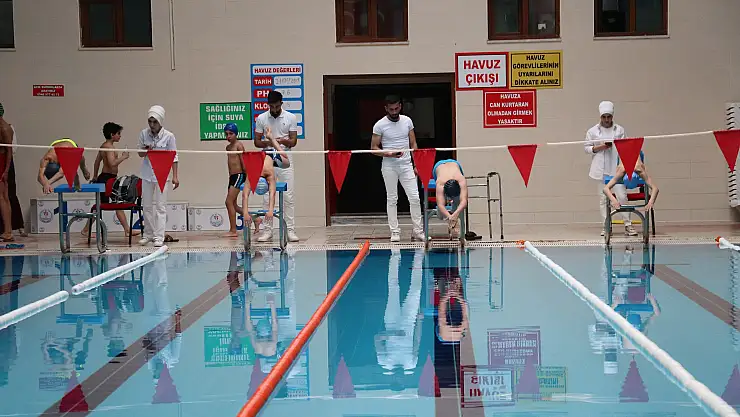 Ağrı'da yüzme müsabakaları yapıldı