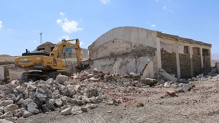 Diyadin'de metruk binalar yıkılıyor