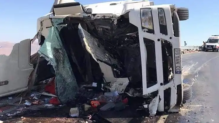 Tendürek Geçidi'nde tır şarampole yuvarlandı: 2 ölü