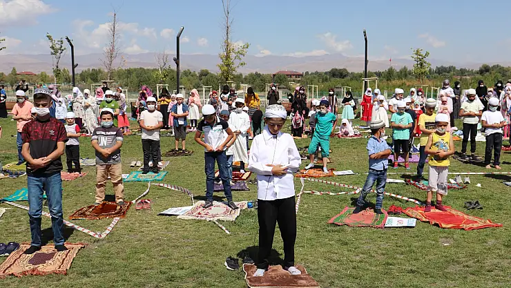 Ağrı'da yüzlerce çocuk Millet Bahçesinde namaz kıldı