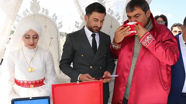 Kaymakam Balcı genç çifti mutlu gününde yalnız bırakmadı