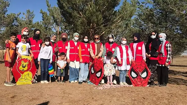 Ağrılı yetim ve öksüz çocuklar için uçurtma şenliği düzenlendi