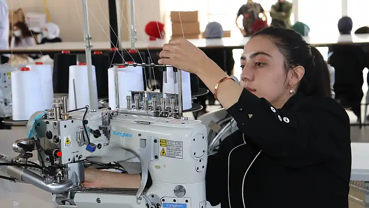 Diyadin'e kurulan tekstil fabrikası kızların umudu oldu