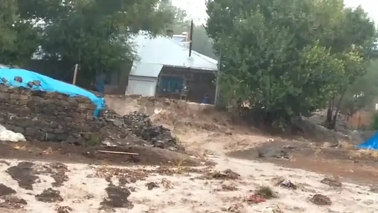 Ağrı'da sağanak yağış sonrası sel meydana geldi