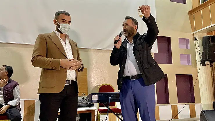 Ağrı'da gelin almaya giderken yerde bulduğu altınları, sahibine teslim etti