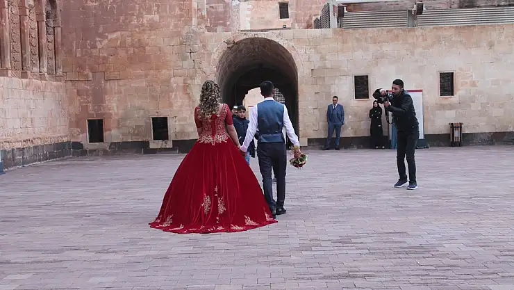 Gelin ve Damatların doğal Stüdyosu İshakpaşa Sarayı