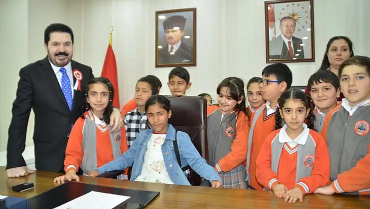 Ağrı'da başkanlık koltuğuna Suriyeli Berivan oturdu