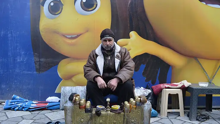 Ağrı'da ayakkabı boyayarak geçiniyor