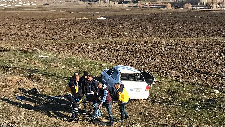 Ağrı'da otomobil şarampole uçtu: 2 yaralı