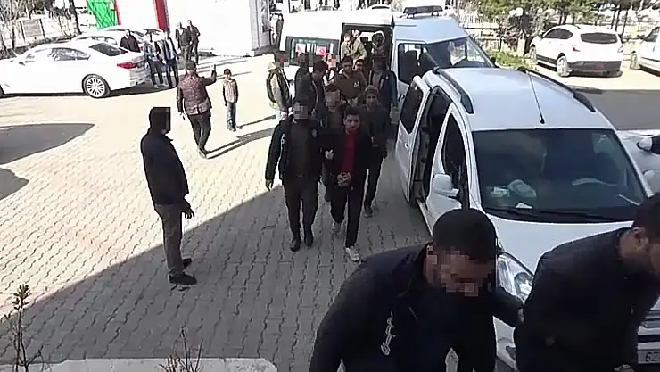 Ağrı ve Van'da kaçak göçmen tacirlerine operasyon