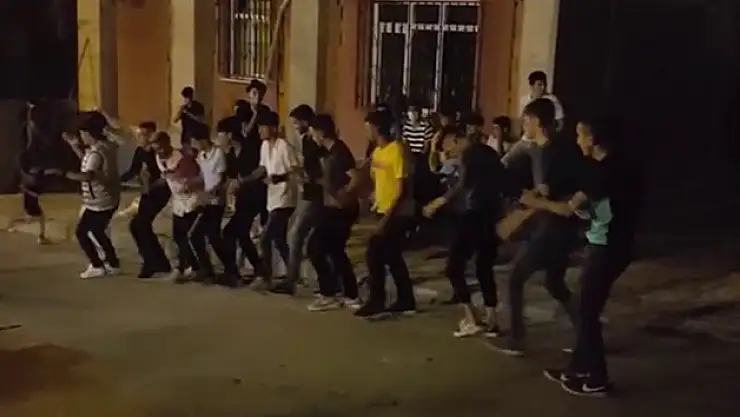 Taşlıçay'daki okulda öğrenciler teneffüste halay çekiyor