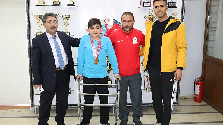 Ağrılı bedensel engelli yüzücüden 4 altın madalya