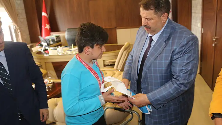 Yüzme Şampiyonu'ndan Turan'a Ziyaret