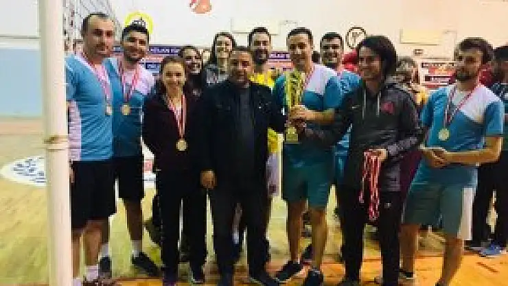 öğretmenler voleybol turnuvasında bir araya geldi