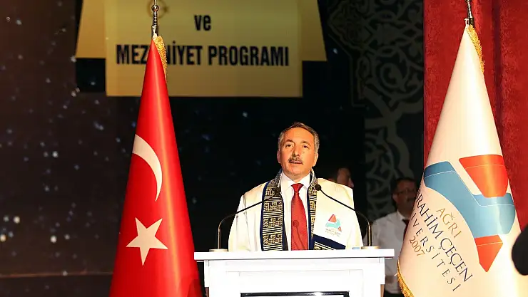 AİÇÜ'de coşkulu mezuniyet ve ödül töreni