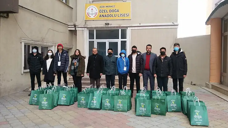Ağrı'da öğrencilere bot ve mont dağıtıldı