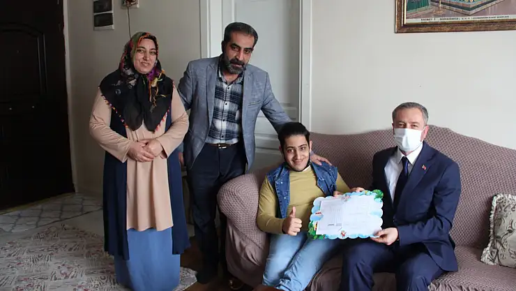 Milli Eğitim Müdürü Kökrek, özel öğrencilerin karne sevincine ortak oldu