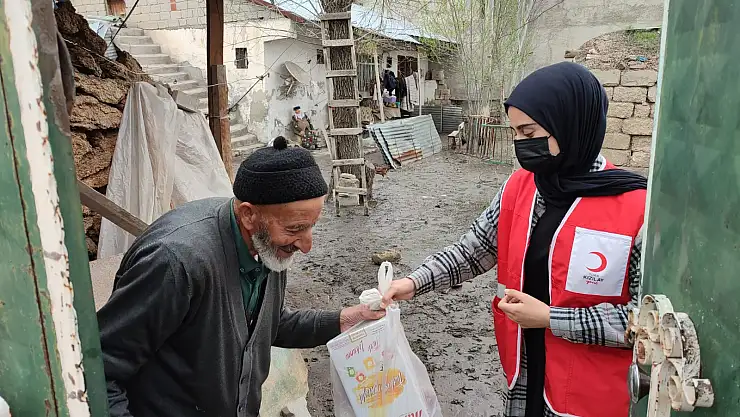 Kızılay Ağrı'da bin 300 aileye bayram şekeri dağıttı
