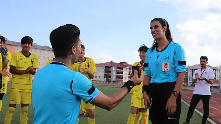 Ağrı'da hakemin evlilik teklifi final maçına damga vurdu