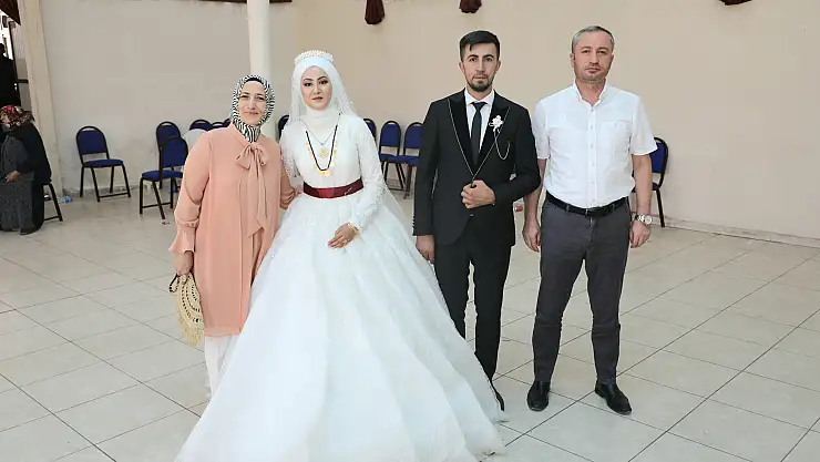 Müdür Kökrek, evlenen genç çiftin mutluluklarına ortak oldu