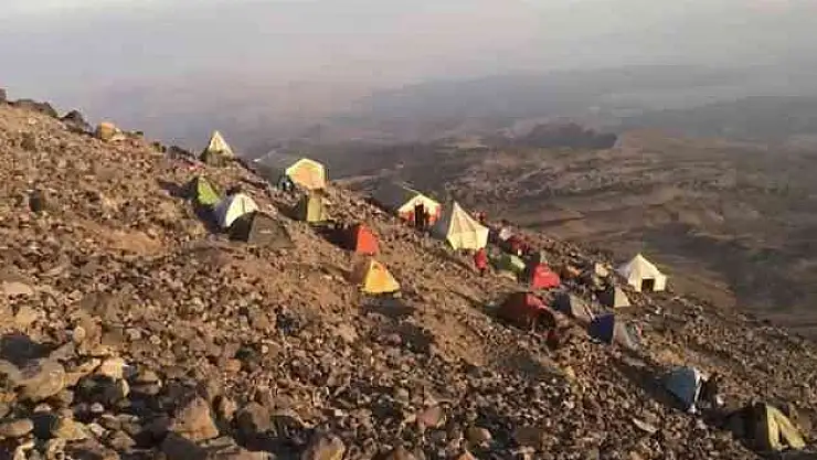 Ağrı Dağı'ndan düşen kayalar dağcıları korkuttu