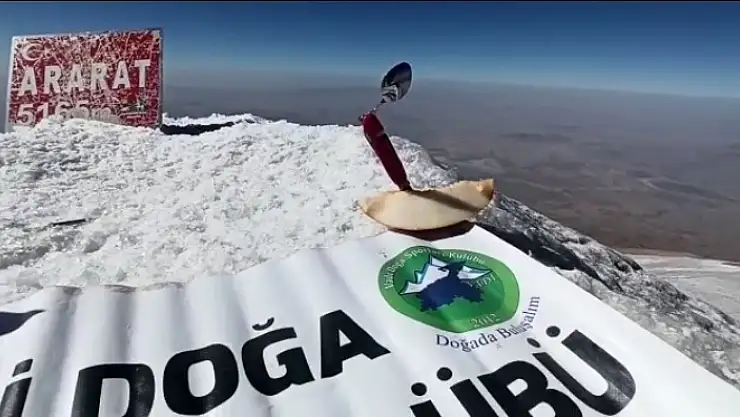 Ağrı Dağı'nda kavun kesip çevre sorununa dikkat çektiler