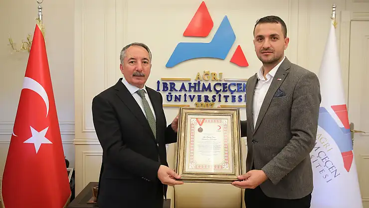 AİÇÜ'ye Kızılay'dan Madalya ve Plaket