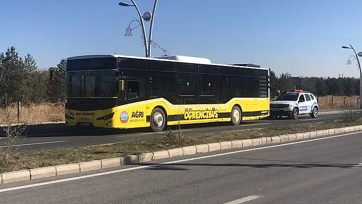 Ağrı'da belediye otobüsü yayalara çarptı 2 ölü
