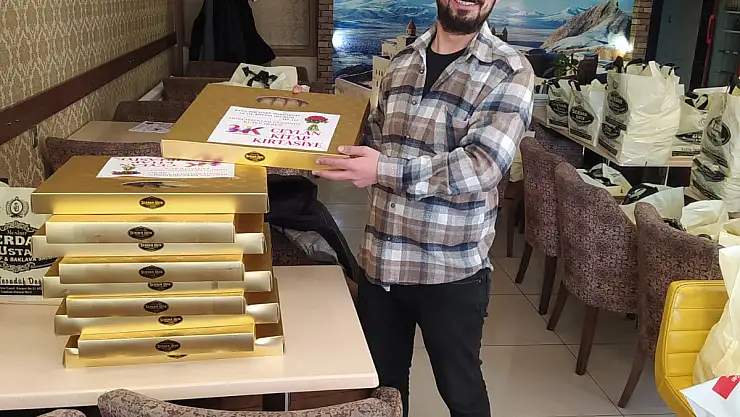 Ağrı merkezde 3K Ceylan Kitap Kırtasiye 80 okuldaki öğretmene tatlı dağıttı