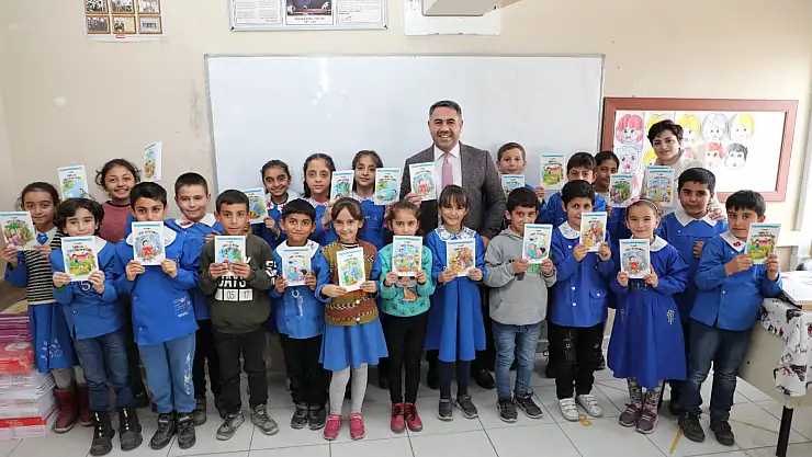 İhtiyaç sahibi öğrencilerine yardım etmek için  kitap yazdı, ücretsiz kitap dağıttı