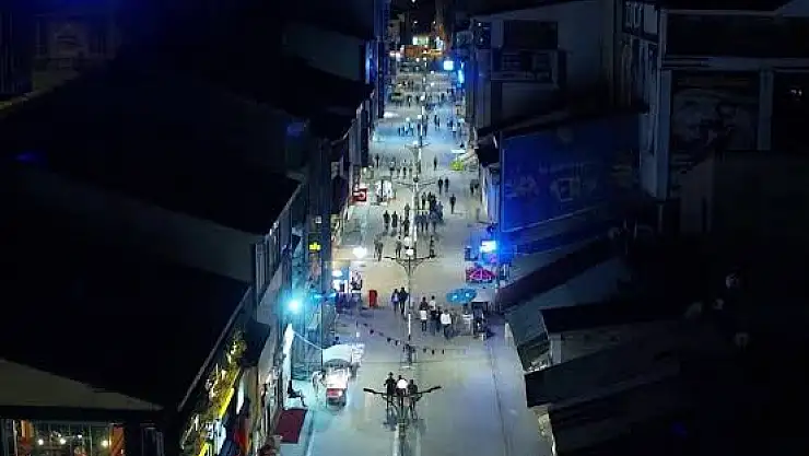 Ağrı Cumhuriyet Caddesinde intihara kalkışan genç kız ağır yaralandı