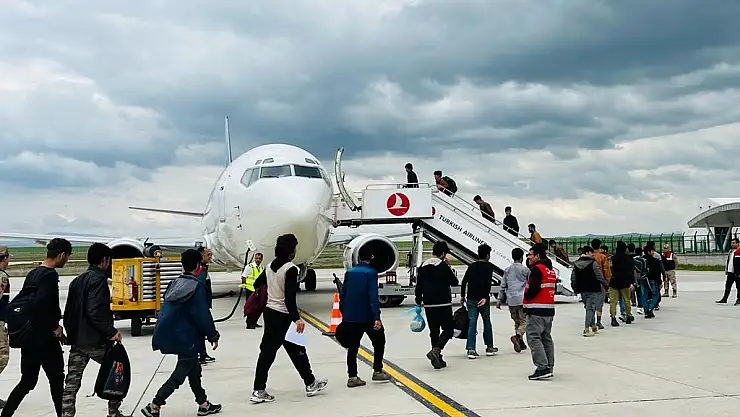 Ağrı'da 136 Afgan düzensiz göçmen ülkelerine gönderildi