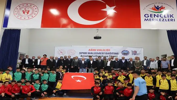 Ağrı'da amatör spor kulüplerine spor malzemesi dağıtıldı