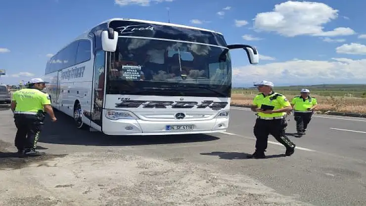 Ağrı'da trafik polisleri bayram öncesi emniyet kemeri denetimi yaptı