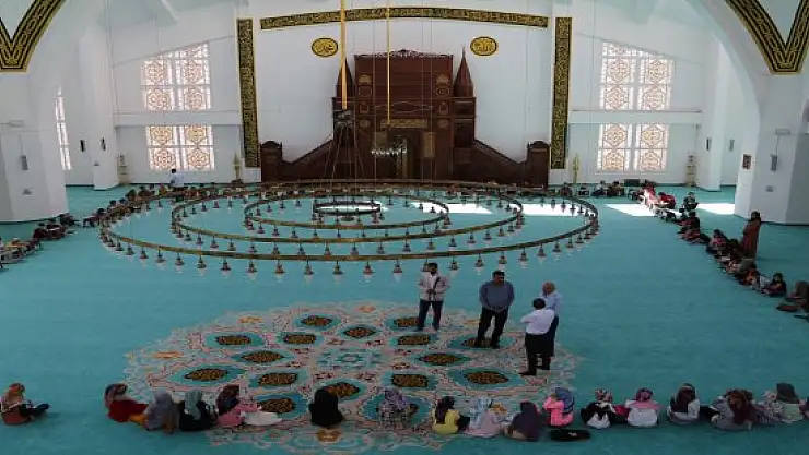 Ağrı'da cami ve kurslar çocuklarla doldu taştı