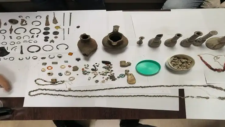 Ağrı'da yurt dışına satmak amacıyla toplanan tarihi eserler ele geçirildi