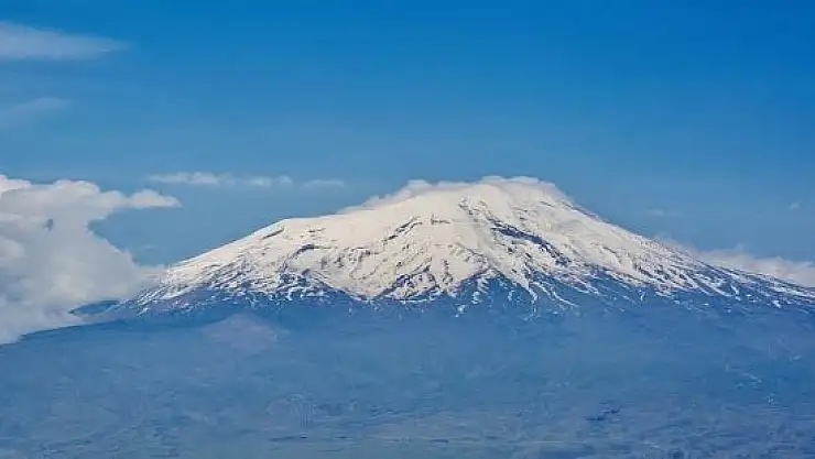 Ağrı Dağı'nda eriyen kar sele neden oldu