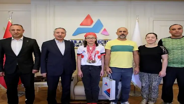 Karabulut, Şampiyon Yüzme Sporcusu Öğrenciyi Tebrik Etti