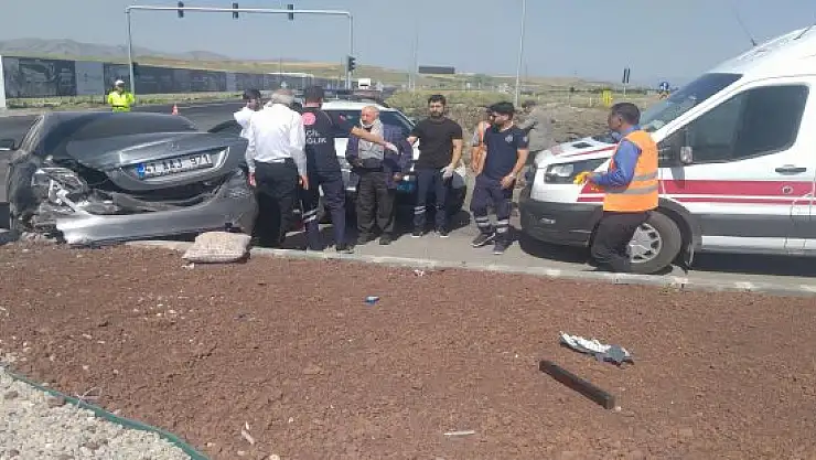 Yolcu otobüsü otomobille çarpıştı 2 yaralı