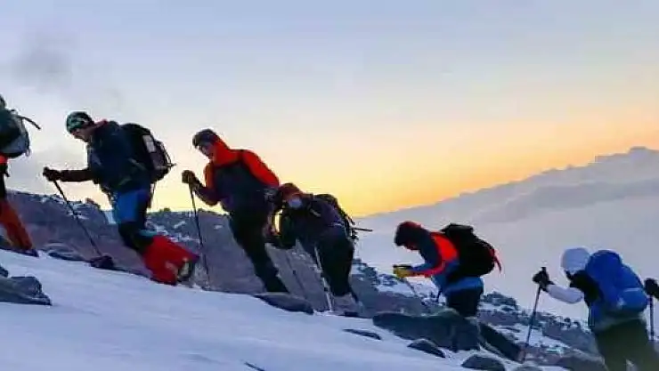 Dağcılar sis ve fırtınada Ağrı Dağı'na tırmandı