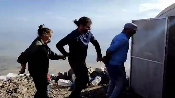 Yabancı turistler Ağrı Dağı zirvesinde halay çekti