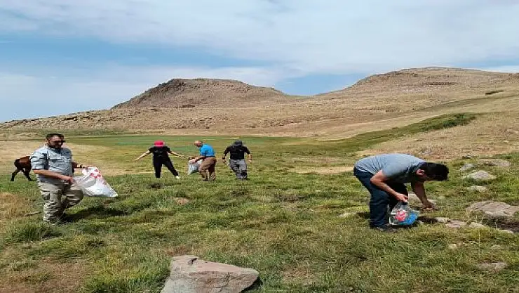 Ağrı'da dağcılar çevre temizliği yaptı