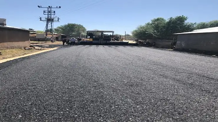 Patnos'ta köy yollarına sıcak asfalt