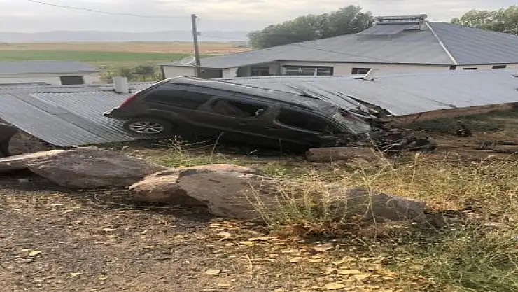 Ağrı'da hafif ticari araç şarampole yuvarlandı: 9 yaralı