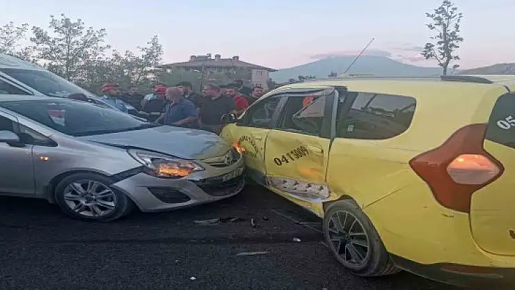 Ağrı'da iki araç çarpıştı: 2 yaralı