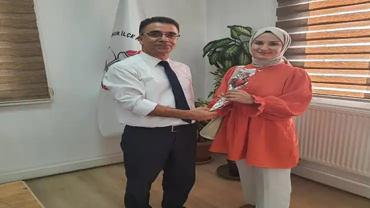 Ağrı'da öğretmenler gül ile karşılandı