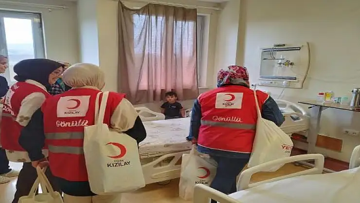 Kızılay gönüllüleri Diyadin'de hastaları sevindirdi
