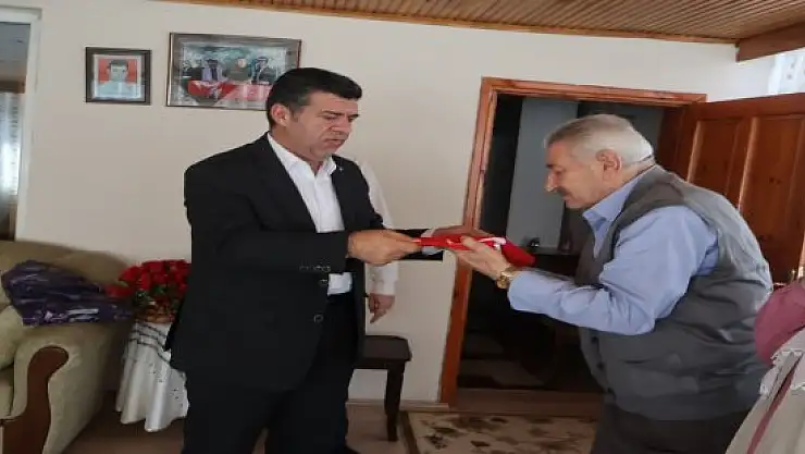 Başkan Güngör, 30 Ağustos'ta şehit ailesine bayrak hediye etti