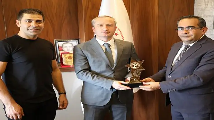 Ağrı İl Milli Eğitim Müdürüne Halk Oyunlarından Plaket