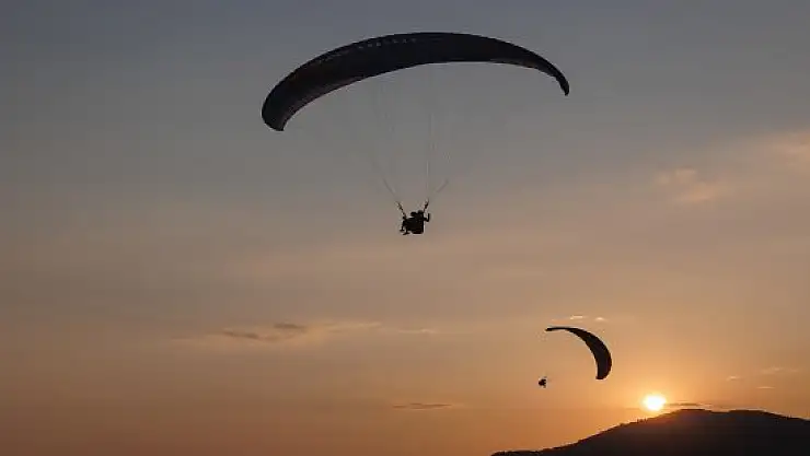 Ağrı Dağı zirvesinden yamaç paraşütü ile indi